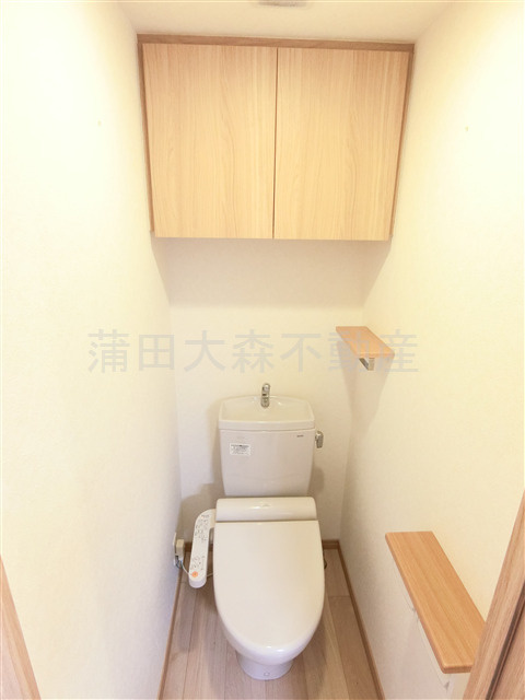 ルーブル西蒲田参番館のトイレ|棚収納+温水洗浄便座付きのトイレ