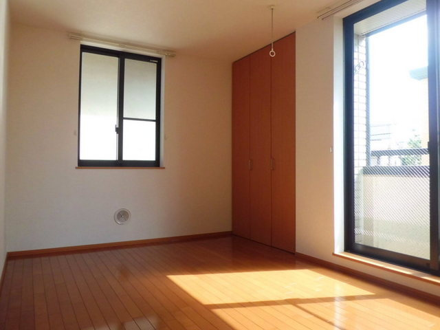 ヘーベルメゾン入江Ⅱの居間・リビング|南西向き角部屋２面採光　フローリングの洋室７．５帖