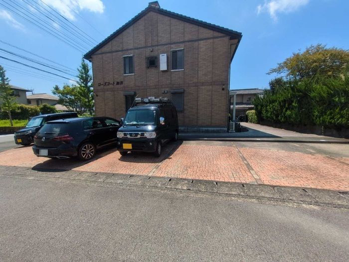 ローズコート加茂の駐車場