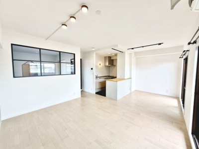 【居間・リビング】 | 太平パシフィック南花田 | 近鉄南大阪線「布忍」駅まで徒歩１８分！大阪メトロ御堂筋線「北花田」駅まで徒歩２３分！２沿線利用可能！毎日の通勤や通学に便利ですね！