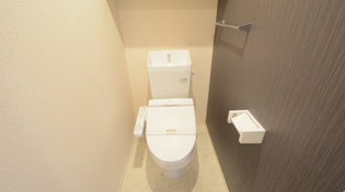 温水洗浄便座付きのトイレです♪