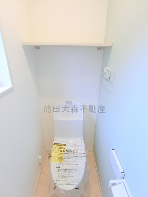 ウエルストン池上のトイレ|窓と温水洗浄便座付きのトイレ