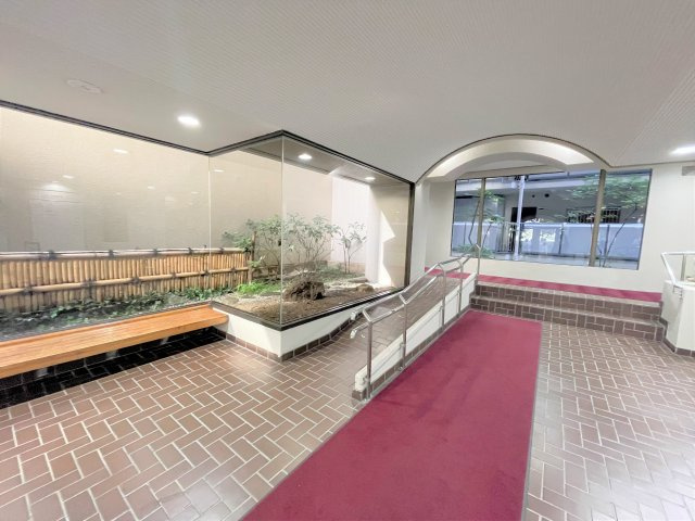 【Entrance】エントランスを抜けると、ロビーがあります。ワンランク上の生活を叶える共用スペースも是非お確かめください。