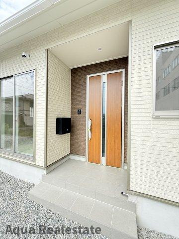 丸亀市垂水町の新築一戸建の玄関|きれいな玄関です　