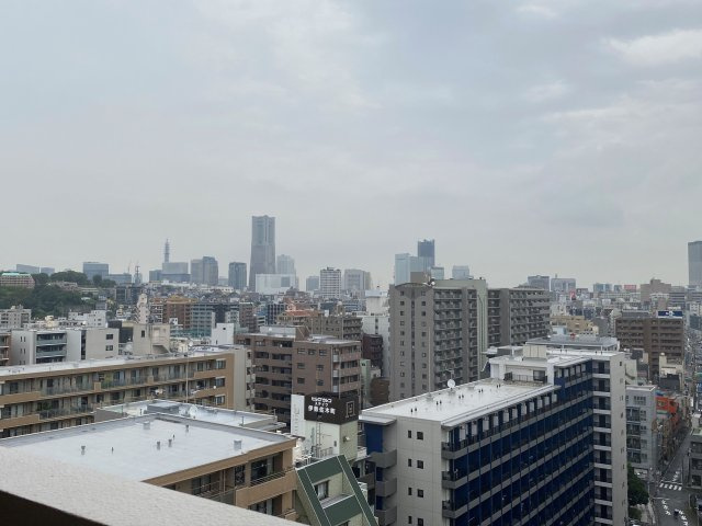 ベイサイトコート横浜の展望|撮影日はあいにくの曇り空でしたが南西向きで陽当りが良く富士山も望める眺望です。