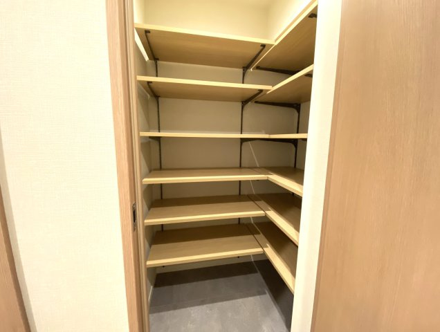 ベイサイトコート横浜の収納|枕棚があることで多様なお洋服の収納にも対応しやすく大切なお洋服をきれいな状態で収納できます。