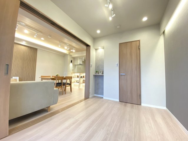 ベイサイトコート横浜の居間・リビング|LDKと隣接した洋室は、リビングを広く使う事もできるので汎用性が高い間取りになってます。