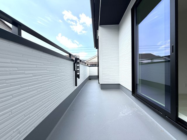 越谷市下間久里２０期１号棟グラファーレ　新築戸建のバルコニー|奥行きにゆとりがある使いやすいバルコニー。毎日の洗濯や布団干しも快適です。
