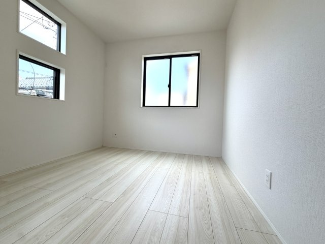 越谷市下間久里２０期１号棟グラファーレ　新築戸建の洋室|二面採光で明るい陽光が届く洋室。寝室や子ども部屋など多目的に使えます。