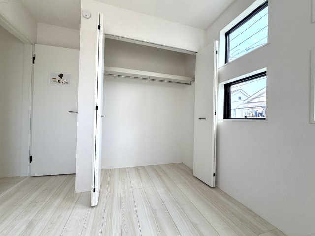 越谷市下間久里２０期１号棟グラファーレ　新築戸建の収納|ハンガーパイプと棚付きの使いやすい収納。丈の長い服もシワにならずしまえます。