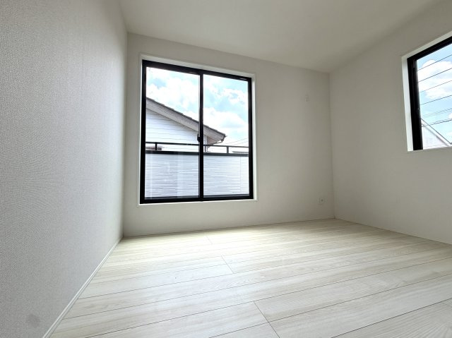越谷市下間久里２０期１号棟グラファーレ　新築戸建の洋室|家具の配置がしやすいレイアウトの洋室。お好みのインテリアを楽しめる空間です。