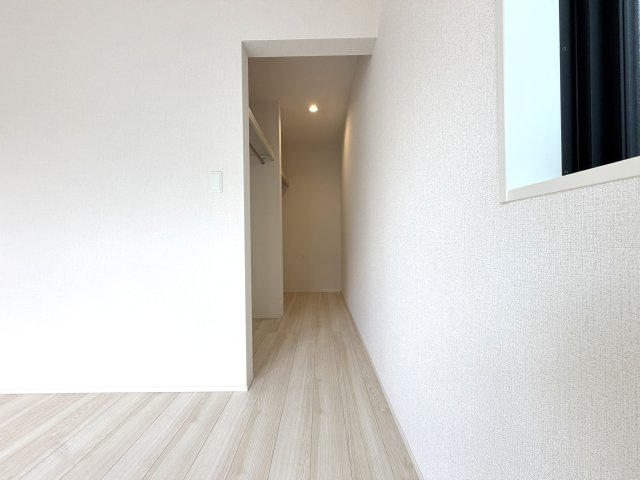 越谷市下間久里２０期１号棟グラファーレ　新築戸建の収納|ロングコートやドレスもシワにならず綺麗に掛けられる高さを確保した収納スペースを備えています。