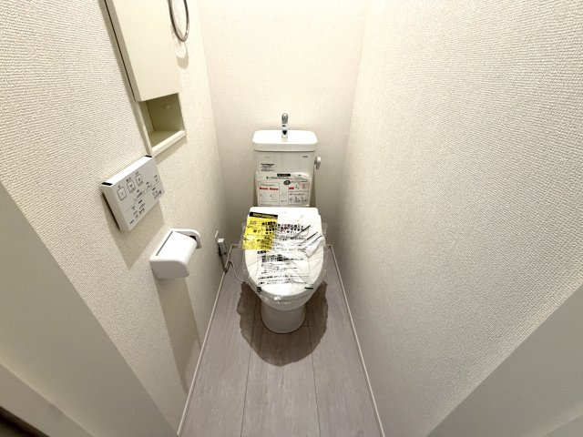 越谷市下間久里２０期１号棟グラファーレ　新築戸建のトイレ|トイレが2つあることで毎日の順番待ちのストレスを解消。ご家族全員が快適に過ごせる嬉しい設備です。