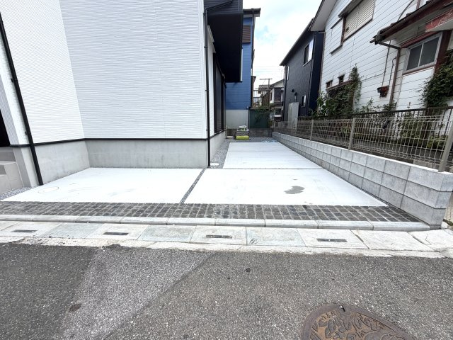 越谷市下間久里２０期１号棟グラファーレ　新築戸建の駐車場|車の出し入れがしやすいスペース。毎日の通勤や買い物での運転も安心です。