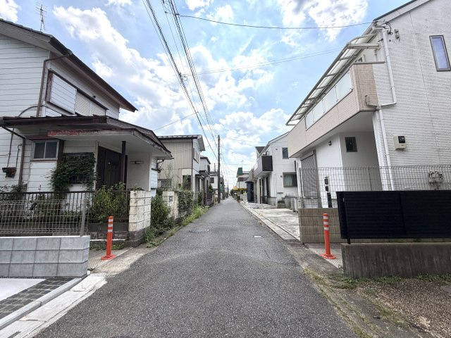 越谷市下間久里２０期１号棟グラファーレ　新築戸建の前面道路含む現地写真|突き当たりや交通の抜け道になっていない静かな道路。外からの侵入者が少なく防犯面も良好です。