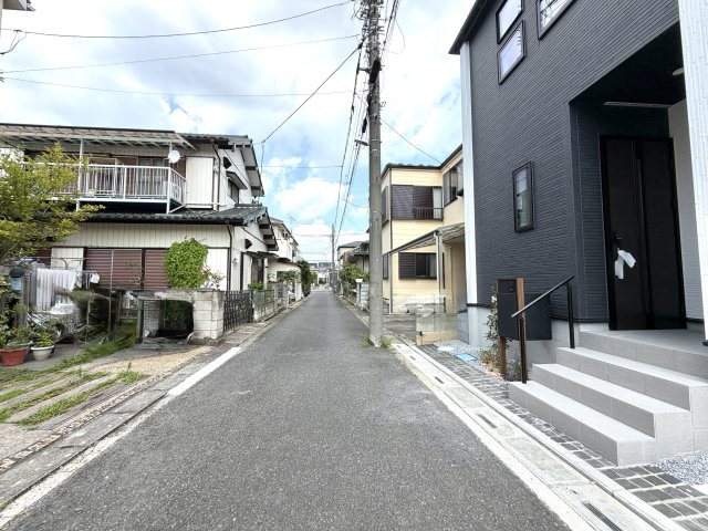 越谷市下間久里２０期１号棟グラファーレ　新築戸建の前面道路含む現地写真|前面道路は交通量が少なく静かな環境。お子様やペットの移動も安心です。
