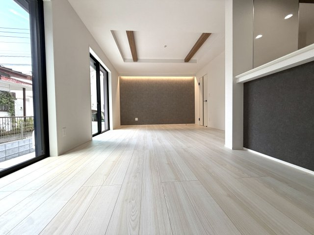 越谷市下間久里２０期１号棟グラファーレ　新築戸建の居間・リビング|自然光が差し込む明るいリビング。インテリアの配置もしやすい整った間取りです。