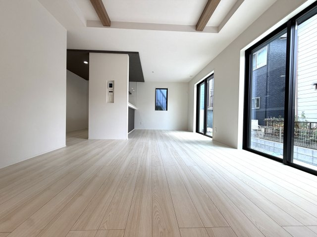 越谷市下間久里２０期１号棟グラファーレ　新築戸建の居間・リビング|落ち着いた雰囲気の居心地の良いリビング。大きな窓から明るい光が広がる空間です。