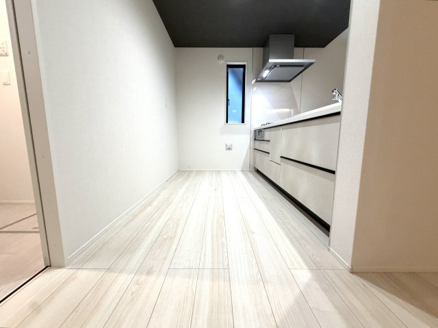 越谷市下間久里２０期１号棟グラファーレ　新築戸建のキッチン|移動がしやすく家事動線に優れたキッチンスペース。スムーズに料理がこなせます。