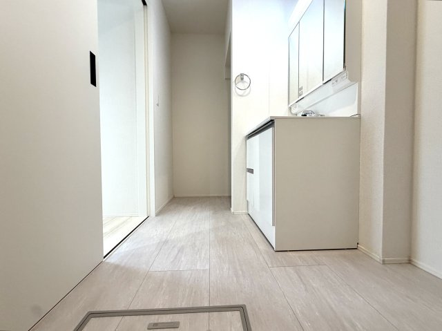 越谷市下間久里２０期１号棟グラファーレ　新築戸建の脱衣所|家事動線が考慮された使いやすい脱衣所。脱衣から洗濯までの流れがスムーズです。