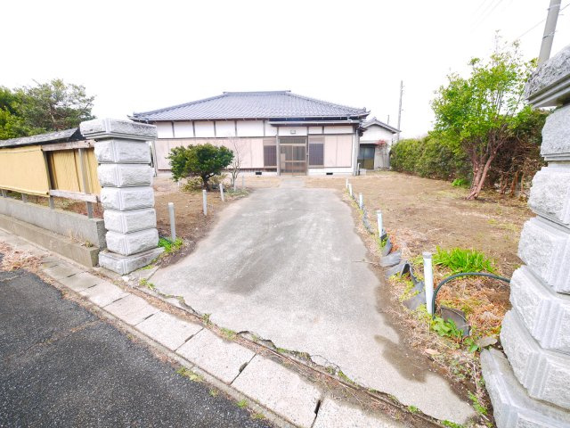 山武市蓮沼ハ　中古戸建の前面道路含む現地写真|敷地約149坪 ４LDK平家+倉庫（キッチン+シャワー室付）