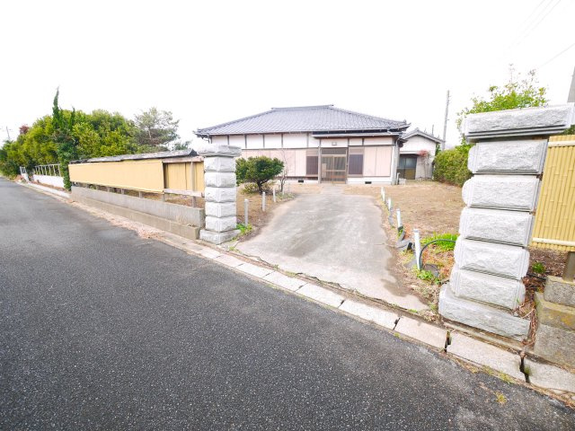 山武市蓮沼ハ　中古戸建の前面道路含む現地写真|敷地約149坪 ４LDK平家+倉庫（キッチン+シャワー室付）