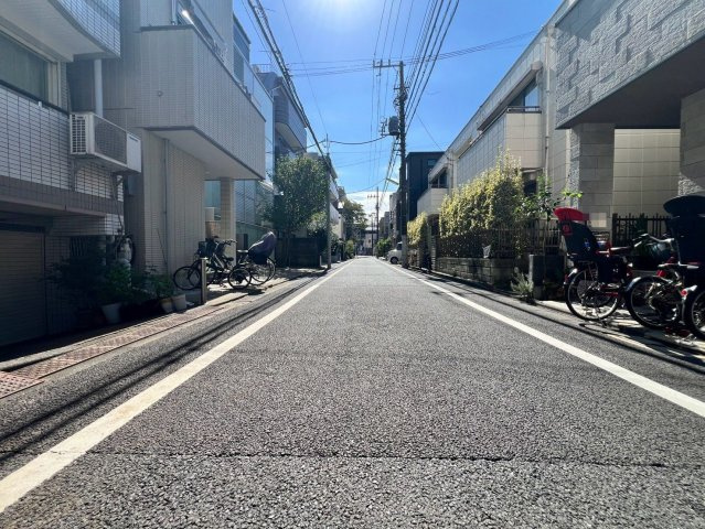 【前面道路含む現地写真】 | 世田谷区三軒茶屋２丁目　新築戸建て | 見通しの良いエリアで通行もしやすく、安心して暮らせる住環境
