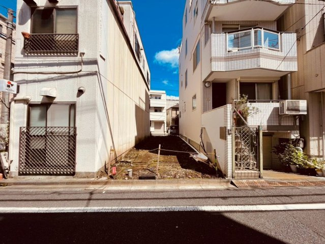【外観】 | 世田谷区三軒茶屋２丁目　新築戸建て | 【更地現地】東側が駐車場につき通風・採光に優れた開放感あり