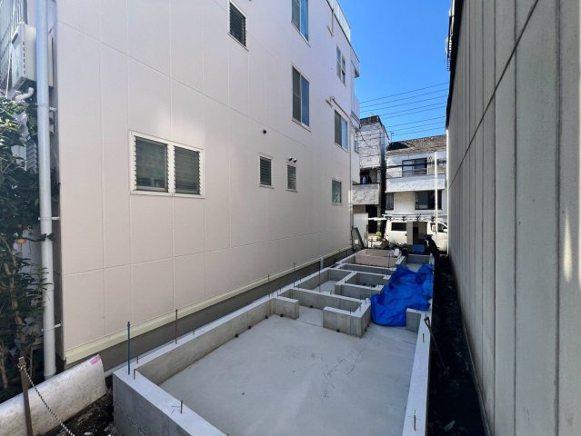 【外観】 | 世田谷区三軒茶屋２丁目　新築戸建て | 【建築中】東側が駐車場につき通風・採光に優れた開放感あり