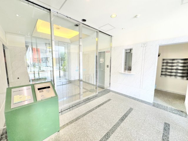 マルカール森南の防犯設備|清潔感と開放感あふれる明るいエントランスホール。ガラス張りのオートロック仕様で帰宅時も安心です。