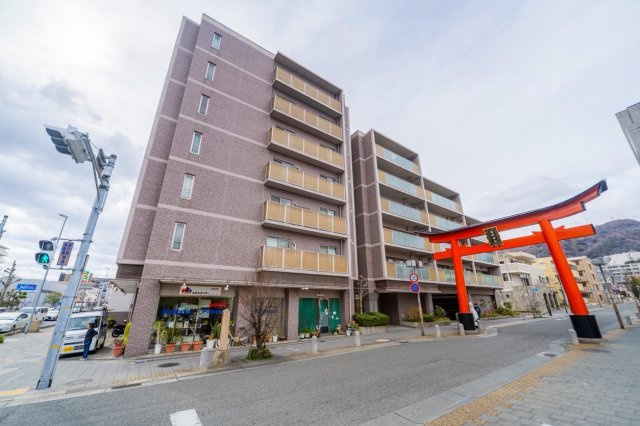 マルカール森南の外観|1階は店舗フロア、2階以上が住戸フロアになり、歩道に面しアクセスのしやすい立地です。