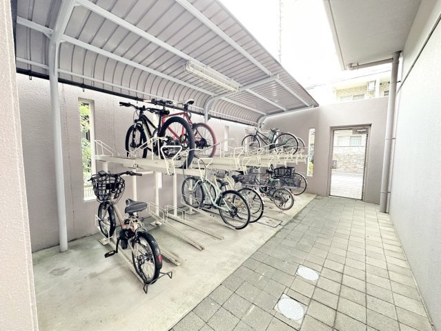 マルカール森南のその他共用部分|屋根付きで雨に濡れない駐輪スペース。大切な自転車をしっかり守り、毎日の通勤・通学やお出かけも快適です。