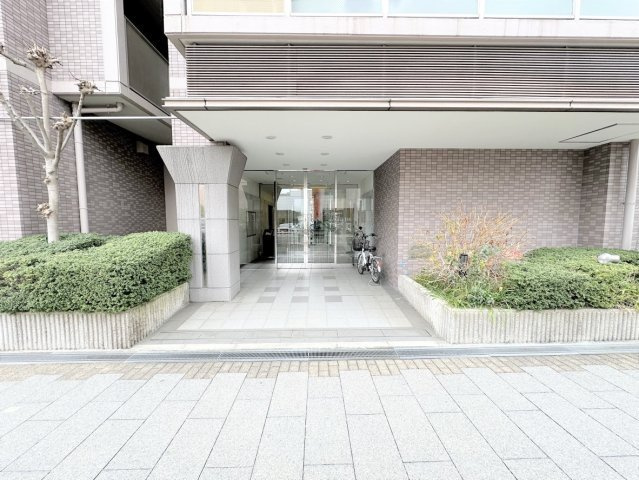 マルカール森南の外観|手入れされた植栽が美しく迎える、落ち着いたエントランス♪