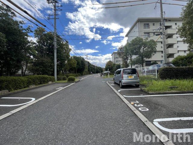 光明台24号棟の駐車場