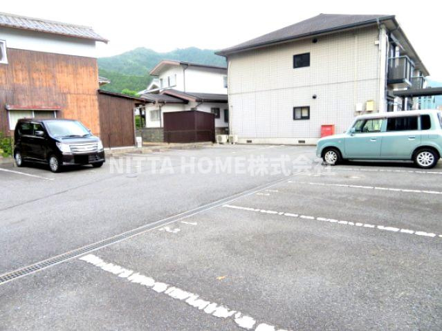 丹波市柏原町見長のアパートの駐車場|敷地内駐車場を完備◎