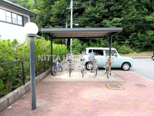 丹波市柏原町見長のアパートのその他共用部分|屋根付きの駐輪場になります◇