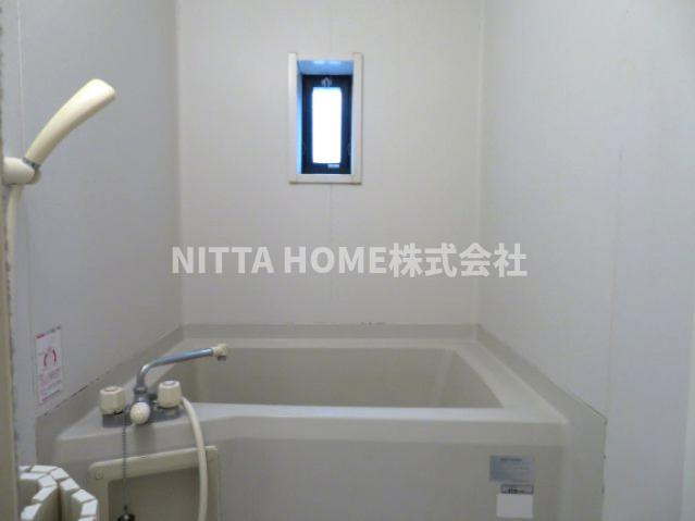 丹波市柏原町見長のアパートの浴室|小窓付きの浴室です＊