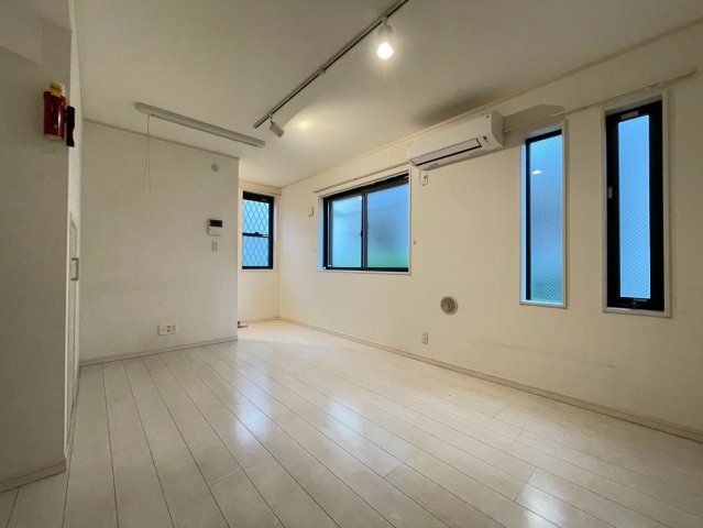 シャイニング駒沢　ペット相談　角部屋　独立洗面台の寝室