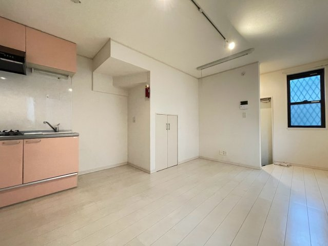 シャイニング駒沢　ペット相談　角部屋　独立洗面台の居間・リビング