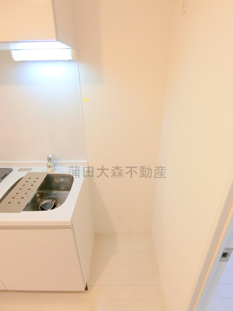 エステムプラザ蒲田TAKARABUNEのキッチン|冷蔵庫置き場