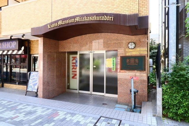 ライオンズマンション三鷹さくら通りのエントランス