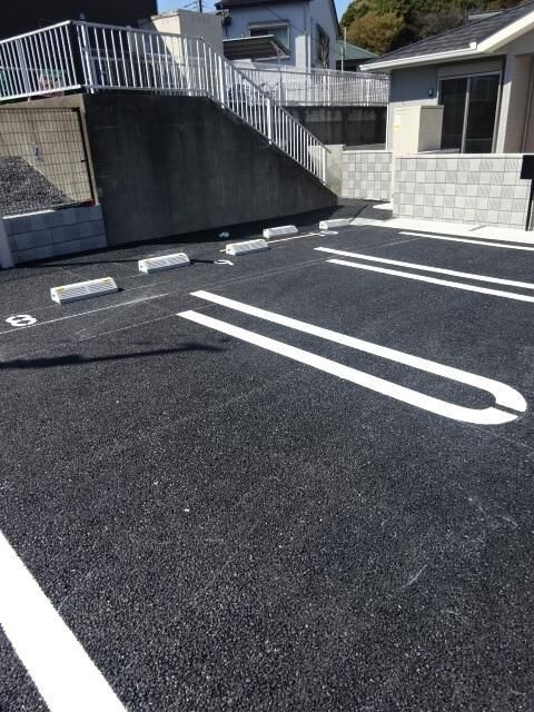 シャイニーの駐車場