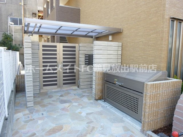 大阪市城東区東中浜５丁目のアパートのエントランス