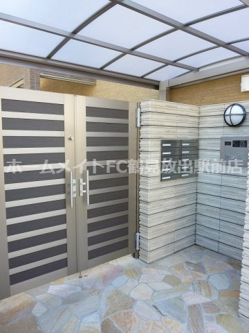 大阪市城東区東中浜５丁目のアパートのエントランス