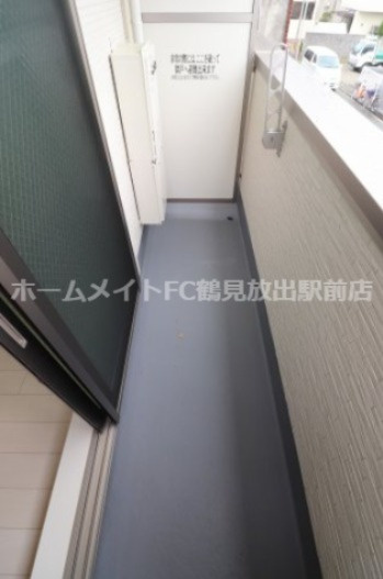 大阪市鶴見区今津南２丁目のアパートのバルコニー