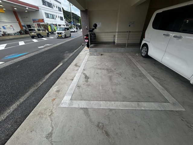 ウェストベルジュの駐車場