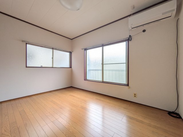 日吉本町３丁目戸建の洋室