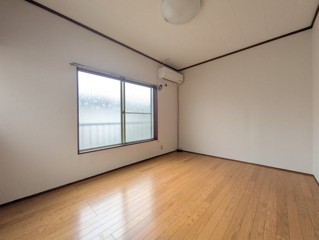 日吉本町３丁目戸建の洋室