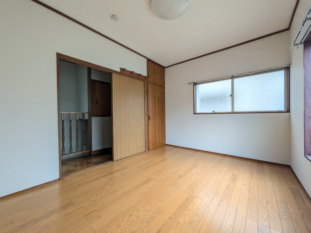 日吉本町３丁目戸建の洋室
