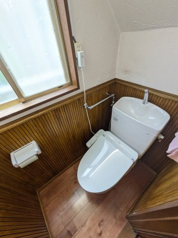 日吉本町３丁目戸建のトイレ